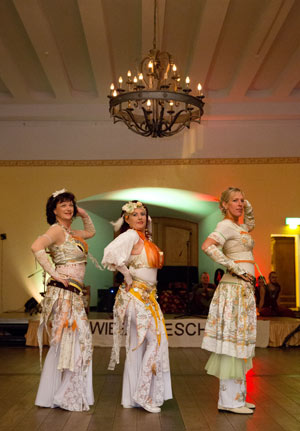 Tänzerinnen der Tanzgruppe Shebari